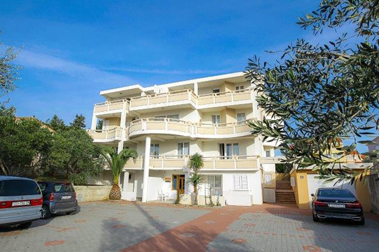 Apartments Tomy Novalja Exteriér fotografie
