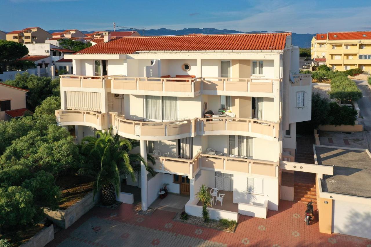 Apartments Tomy Novalja Exteriér fotografie